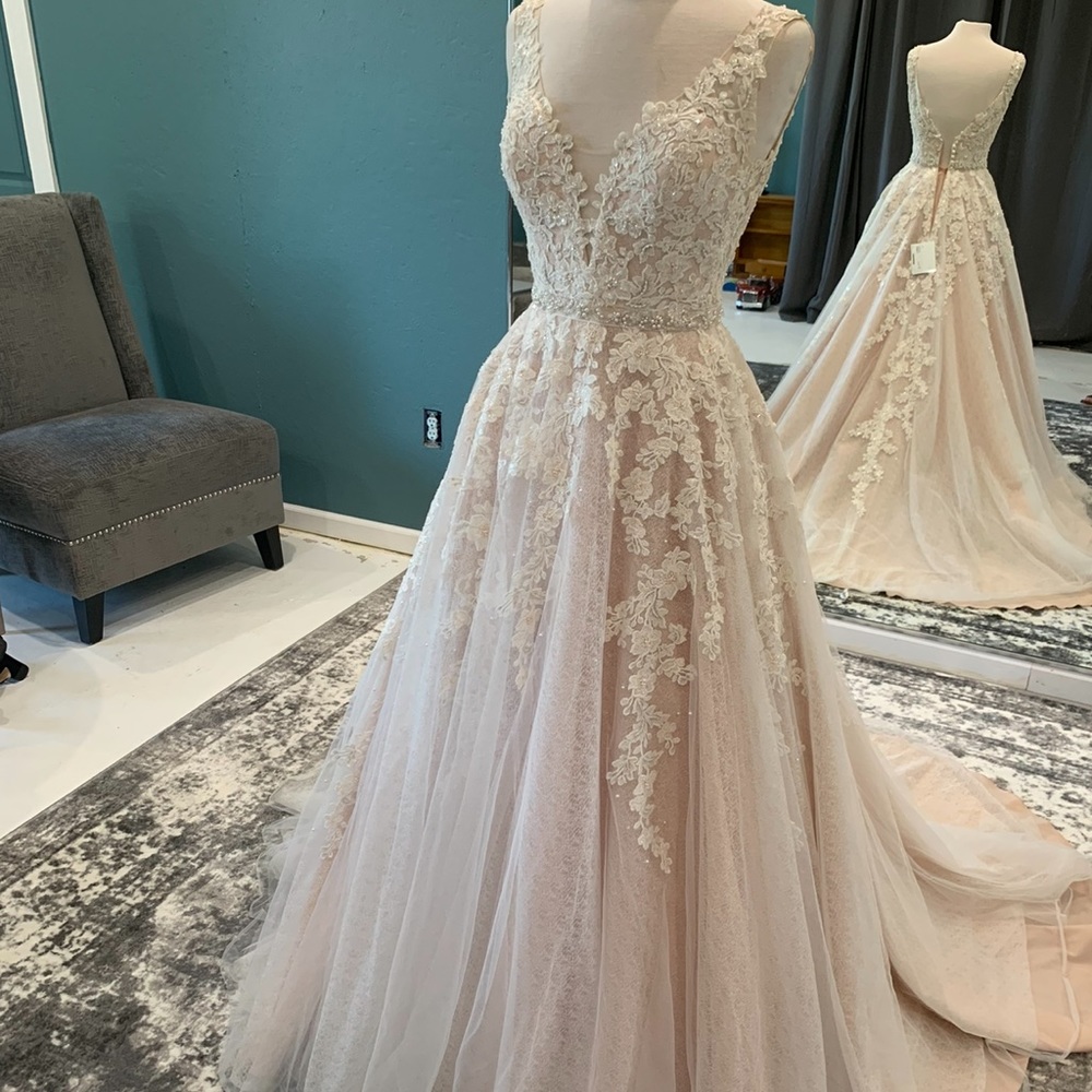 ✨Never Worn, Brand New Wedding Dress!!
